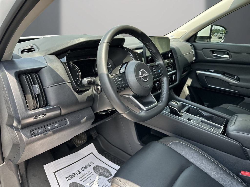 2025 Nissan Pathfinder SL