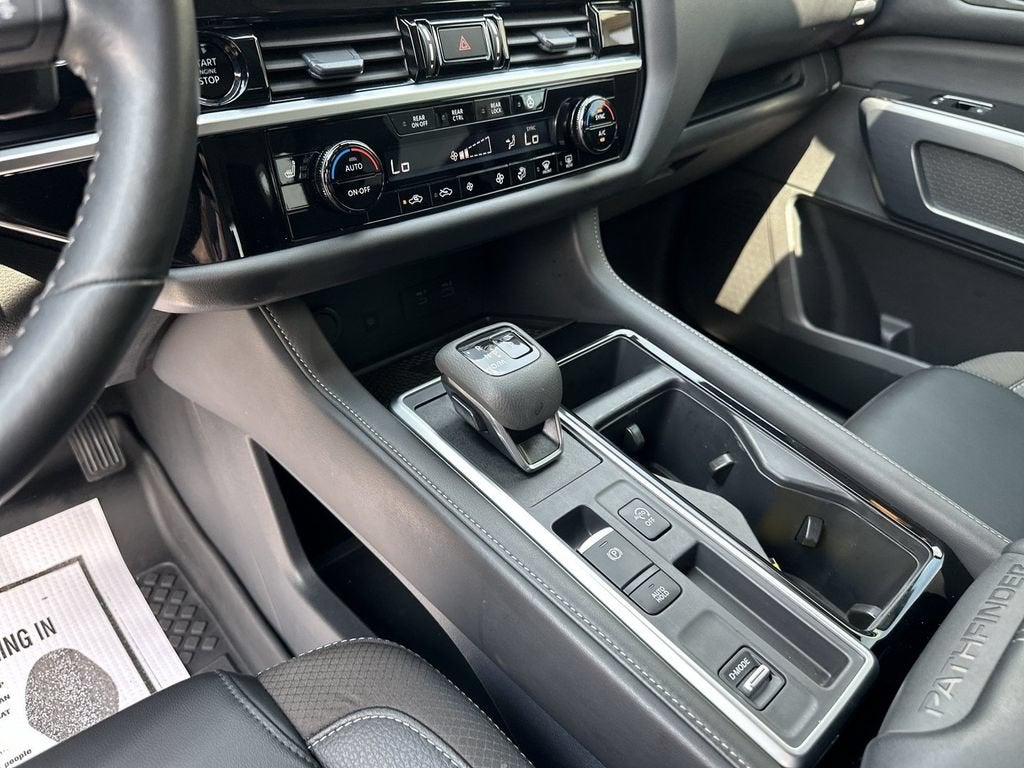 2025 Nissan Pathfinder SL