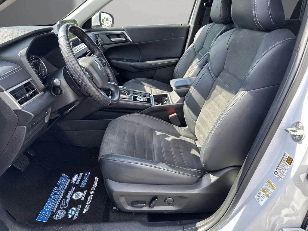 2023 Mitsubishi Outlander SE