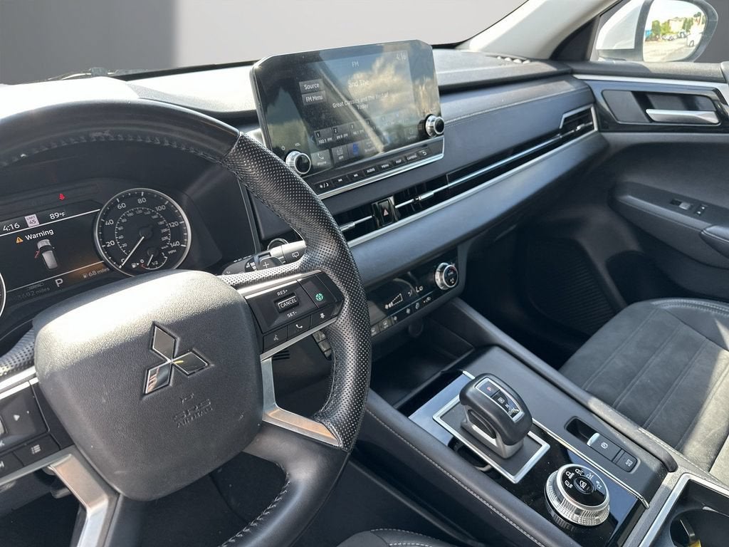 2023 Mitsubishi Outlander SE