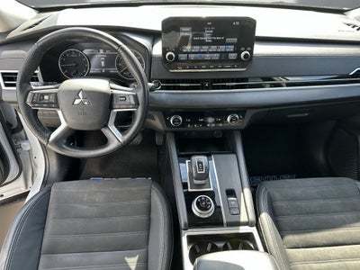 2023 Mitsubishi Outlander SE